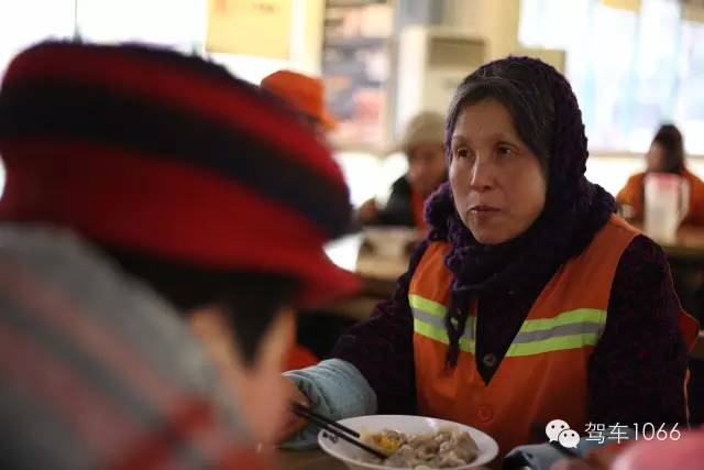 部分環(huán)衛(wèi)工在下班后來到76人老燴面吃到熱乎乎的餃子。