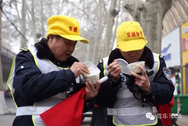 1066小分隊和志愿者來到金水路文化路，給這里執(zhí)勤的交警和協(xié)管送去暖心餃子。