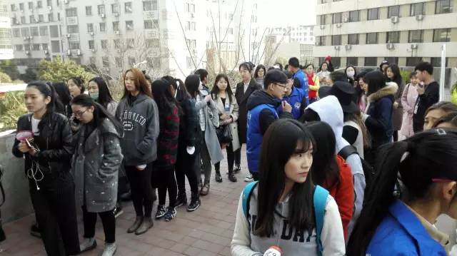 還沒(méi)開(kāi)始時(shí)大家已經(jīng)開(kāi)始有序排隊(duì)了，棒棒噠！