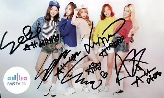 哎呦不錯(cuò)哦！路飛收到美女們的簽名照，到底中意哪一位呢？