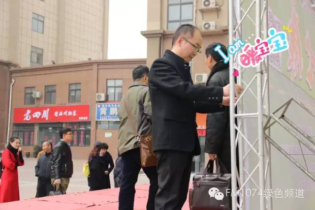 寒江副總監(jiān)親力親為，事無巨細。偶像真是暖暖惹人愛呢！