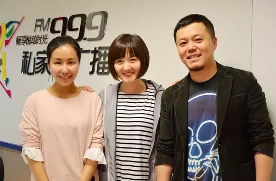 跟兩位女神在一起，莫非你知道你此刻有多招小編嫉恨？