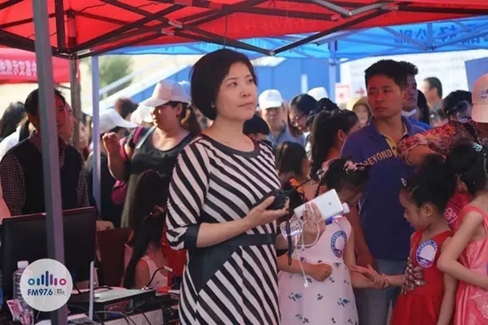 976老大木子一手手機(jī)一手對(duì)講一臉嚴(yán)肅，這是有多緊張呢？