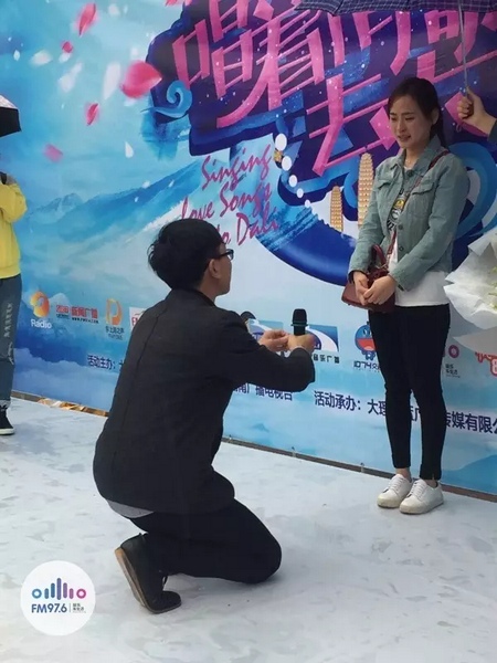 蘇世龍手捧戒指，單膝跪地向夢夢求婚，夢夢激動的說不出話來，點頭答應(yīng)~