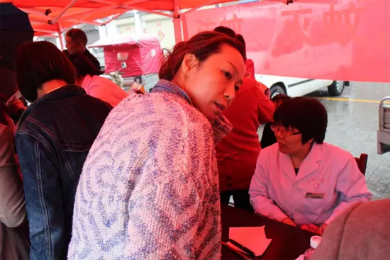 了解到有老人看病不方便，河南電臺1074綠色頻道活動小組欒老師將醫(yī)生請到老人身邊，親自為她診斷。