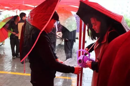 在寒冷的天氣中，為了能讓專家大夫們喝上熱水，紅改主任與柳青不斷的給大家添水。