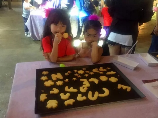 烤制好的餅干，發(fā)揮想象力，畫上美麗的圖案