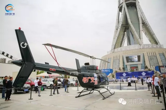 張貼著愛(ài)心助考車貼的“交廣號(hào)”直升機(jī)也同時(shí)起飛，共同開(kāi)啟了今年的愛(ài)心助考之旅。