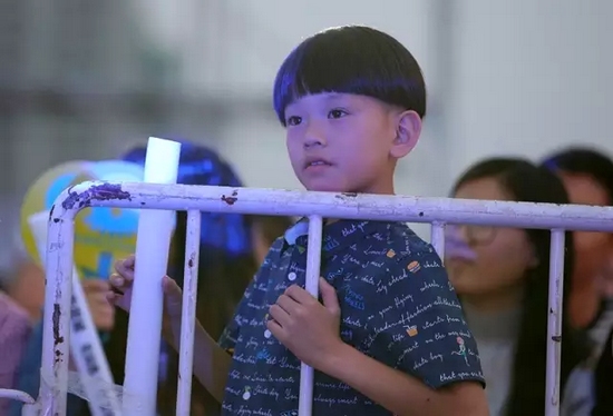 正是你們的笑容，才讓我們有了繼續(xù)前行的動力，哪怕風(fēng)雨兼程。