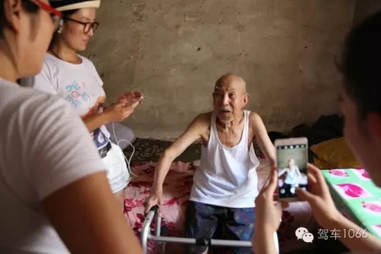 老兵老兵，你的勛章呢，國家給你的那個？