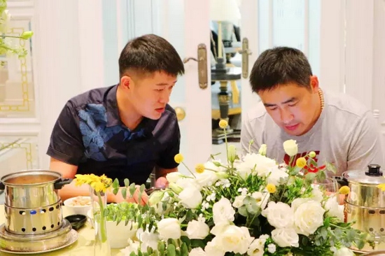 這種熱烈的氣氛，一直延續(xù)到飯桌上