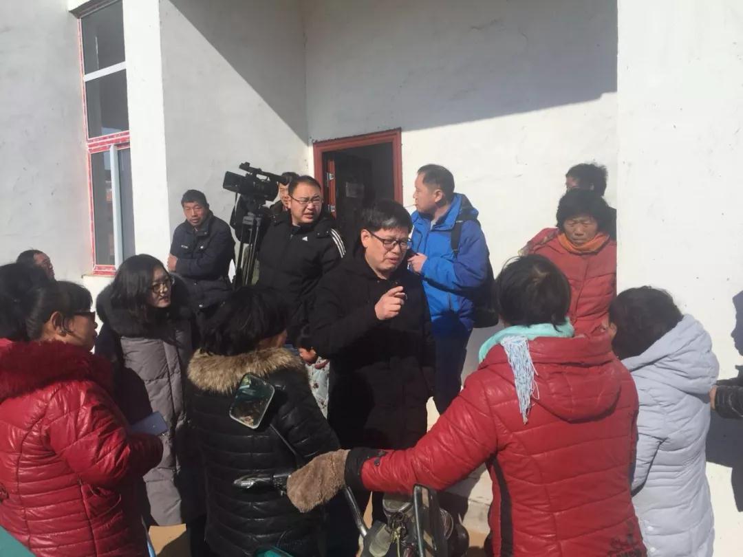 草莓農戶圍著專家問草莓生產(chǎn)中的難題