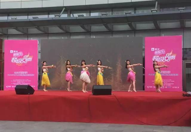 伴隨著舞蹈演員們的開場(chǎng)，比賽在上午10點(diǎn)半正式拉開序幕