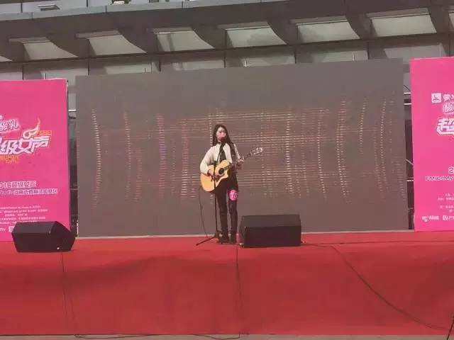 第一位自彈自唱的女生，魅力無(wú)法阻擋！