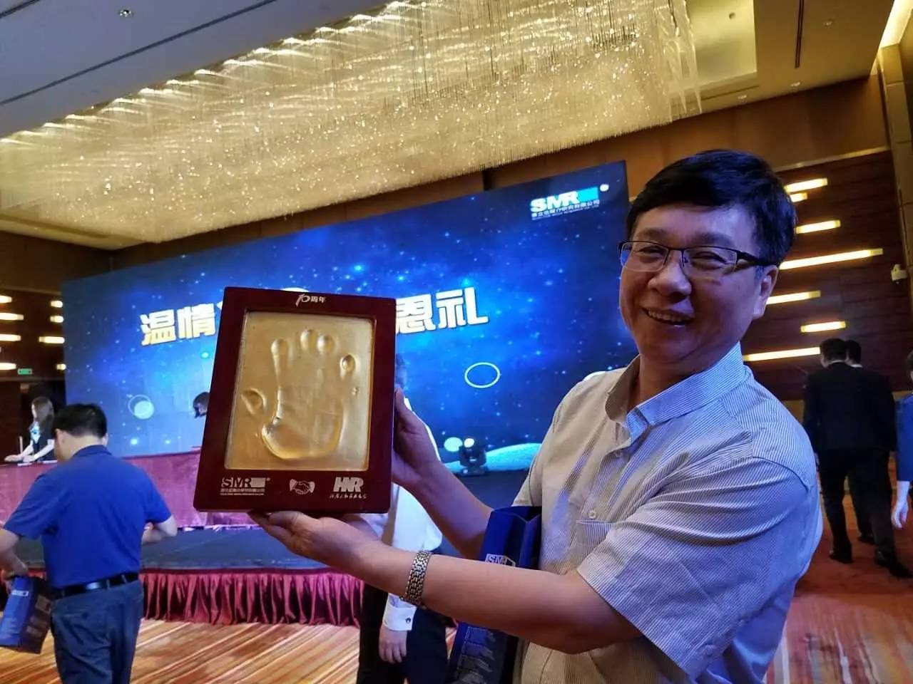 河南電臺副總編輯，宣傳協(xié)調(diào)中心主任高鐵軍先生代表河南廣播電視臺為慶賀賽立信成立20周年送上“手印”圖