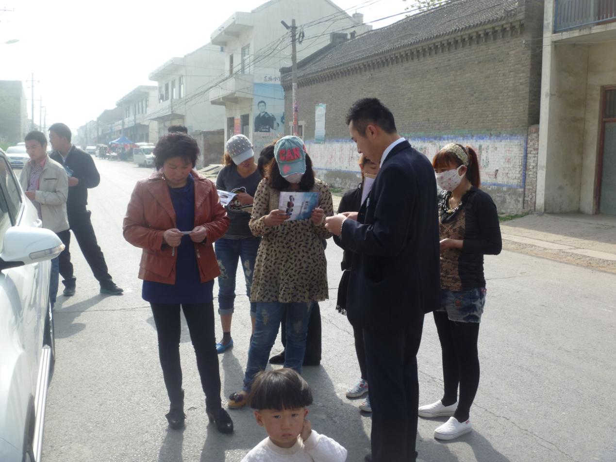 活動現(xiàn)場吸引了大量的群眾 活動現(xiàn)場吸引了大量的群眾