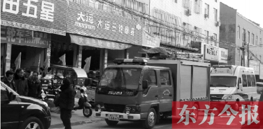 火災(zāi)發(fā)生后，袁厲害家門前的大路上停滿了消防車和警車