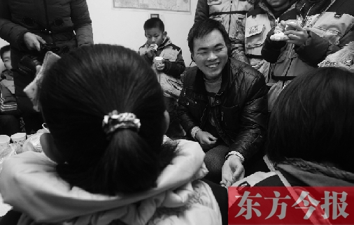 胡利朋和今報(bào)小記者們一起交流