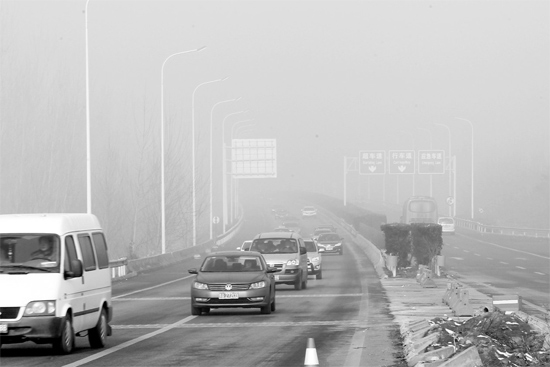 最近能見度不佳的天氣，給駕車上高速的車主提出了更多的要求