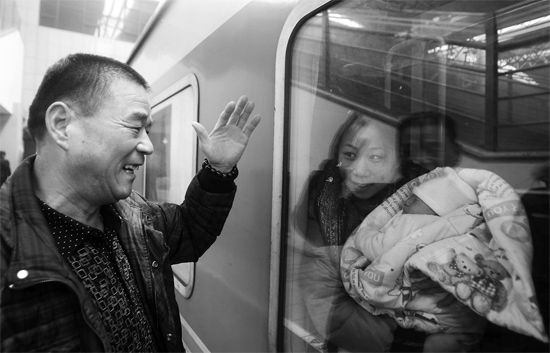 車要開了，史振星揮手向女兒懷中的外孫告別。女兒帶著剛剛出生43天的孩子，要到千里之外湖南的婆婆家過新