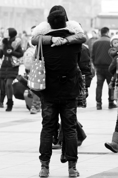 浪漫的情侶，離別時不忘激情擁抱