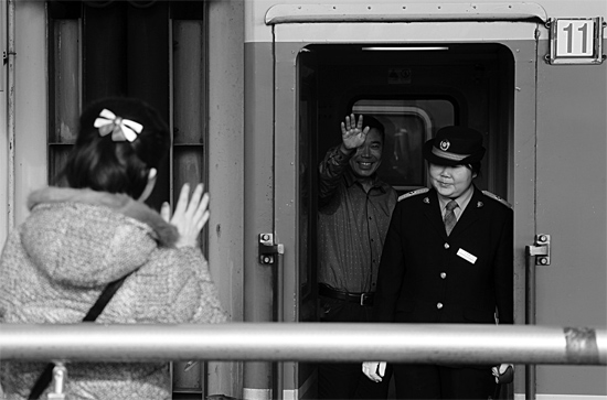 揮手向親人告別，并祝福一路平安