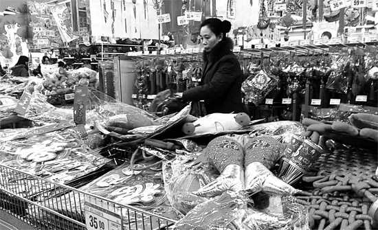 超市里，和春節(jié)相關的商品被擺放到了十分顯眼的位置