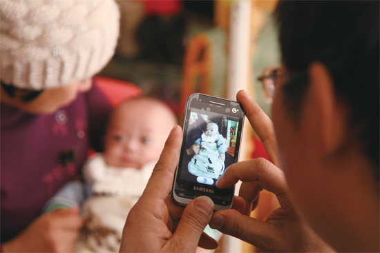 拍幾張照片，帶回去給孩子的爺爺奶奶看
