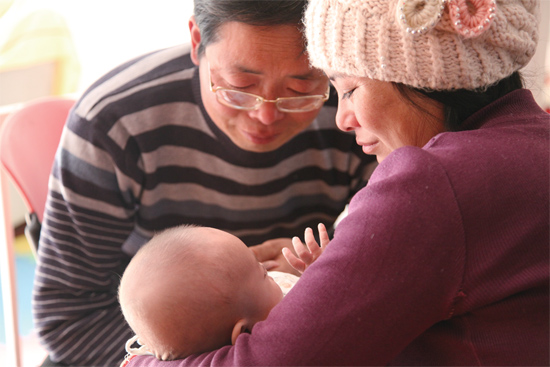 在“魯冰花舍”，李俊峰夫婦就這樣抱著奇奇看了好久