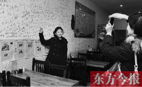 東方今報“一碗面的溫暖”還在延續(xù)，媒體和愛心人士的吃面接力熱情不減。