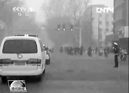 正值上下班高峰,交警調(diào)信號(hào)燈分流車(chē)輛 正值上下班高峰,交警調(diào)信號(hào)燈分流車(chē)輛