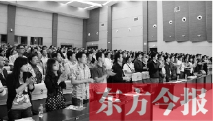 演員謝幕時(shí)，沒有觀眾離場(chǎng)，而是全部起立熱烈鼓掌