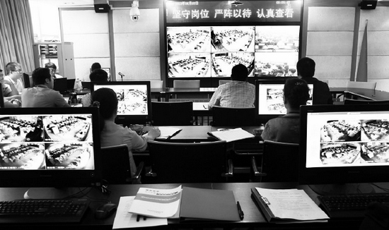 2013年高考首日，鄭州市國家考試考務(wù)指揮中心內(nèi)，工作人員通過監(jiān)控器遠程監(jiān)考