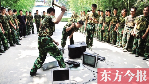 為了讓孩子表達(dá)戒除網(wǎng)癮的決心，學(xué)校組織孩子親手砸毀電腦