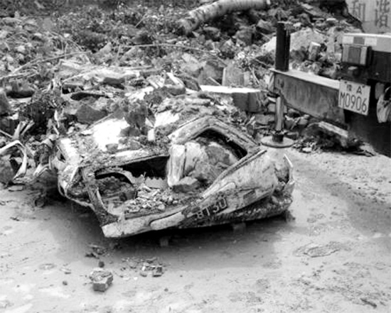 7月2日，新密市區(qū)，暴雨沖倒圍墻，一輛汽車被砸成“鐵餅”