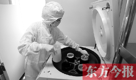 鄭州一專(zhuān)門(mén)儲(chǔ)存臍帶血的機(jī)構(gòu)，專(zhuān)業(yè)人員正在把臍帶血存放在儲(chǔ)藏箱里