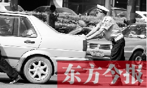 一輛車壞在了路中間，執(zhí)勤交警幫推車
