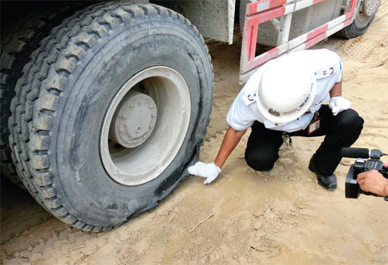 8月3日，棉紡路與六廠前街交叉口附近一輛水泥罐車突然爆胎，路邊一輛電動車被沖擊波震翻報廢