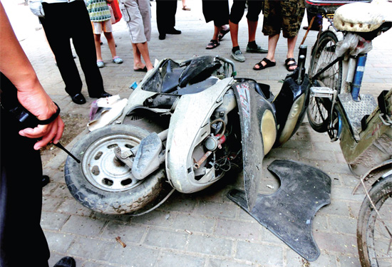 8月3日，棉紡路與六廠前街交叉口附近一輛水泥罐車突然爆胎，路邊一輛電動車被沖擊波震翻報廢