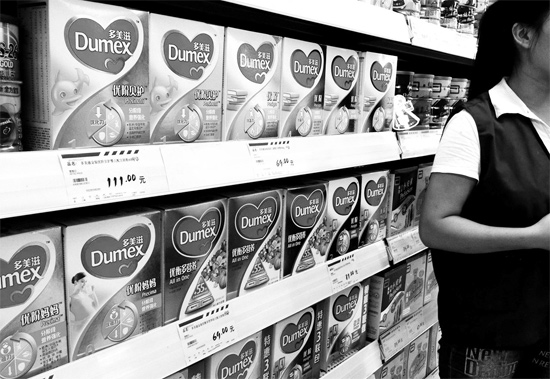 5日，鄭州一家超市內(nèi)，多美滋其他階段奶粉仍在售，但無人問津