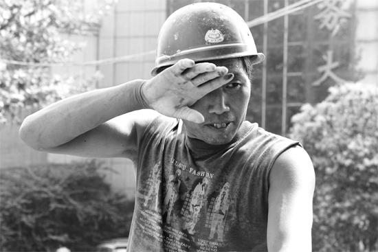 昨日，濟源市市政工人王紅旗在揮汗工作