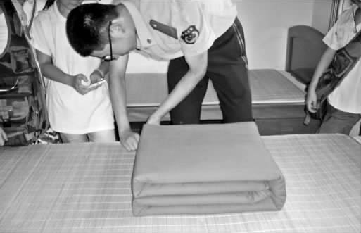 鄭州市某武警駐地，武警官兵現(xiàn)場(chǎng)表演疊被子