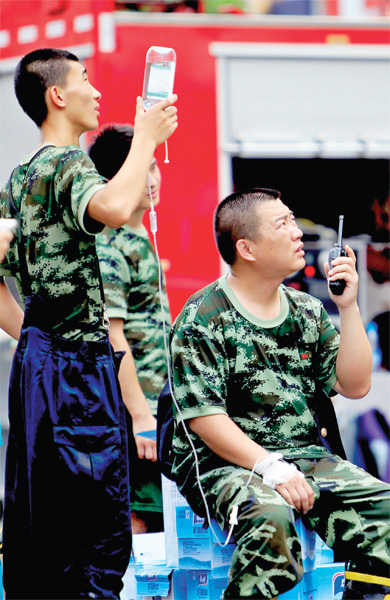 火場(chǎng)外，被消防戰(zhàn)士稱為“李大隊(duì)”的救援人員掛著吊瓶現(xiàn)場(chǎng)指揮