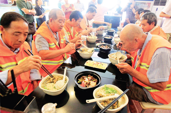 8月18日中午，鄭州市商城路一家飯店邀請33位一線環(huán)衛(wèi)工免費吃頓飯