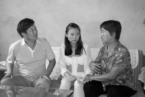 “商丘最美女兒”李丹（中）捐骨髓救母，愛心人士（左）送來1萬元愛心款