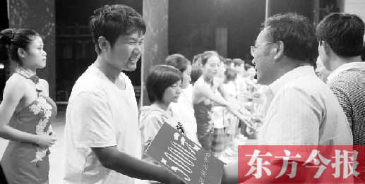 8月25日，河南電視臺8號演播廳，寒門學(xué)子每人拿到了5000元助學(xué)金