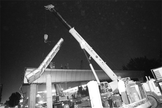 昨日凌晨，鄭州市動物園天橋徹底拆除