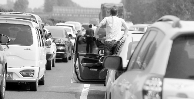 10月7日下午，寧洛高速漯河至商水段，因車(chē)禍發(fā)生擁堵