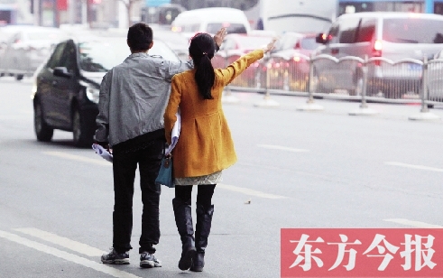 昨日下午5時30分，鄭州市花園路口公交站，一對青年正焦急等車