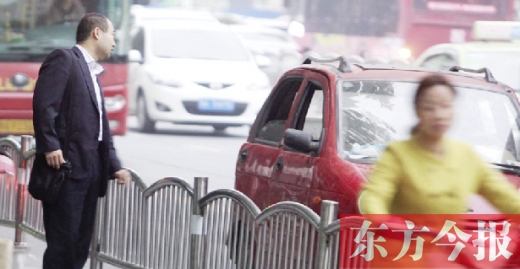 昨日下午5點40分，一男子久久未等到出租車，一輛“黑三輪”車主便和他搭訕